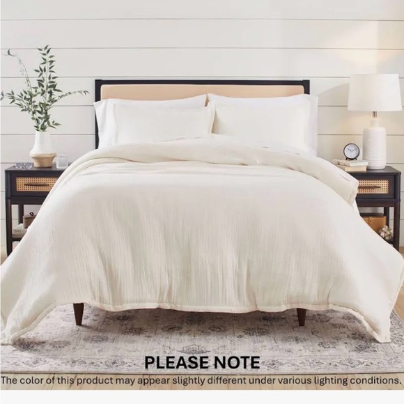 Elegant Cream comforter set - Queen comforter and two shams - Picture 1 of 8